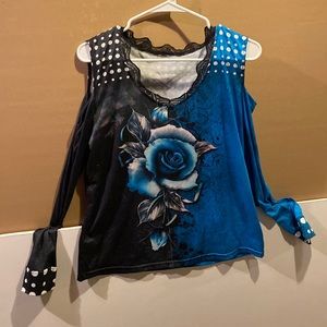 🥳No tags! Unknown brand or size (see measurements) I’m sire it’s a L. Shirt